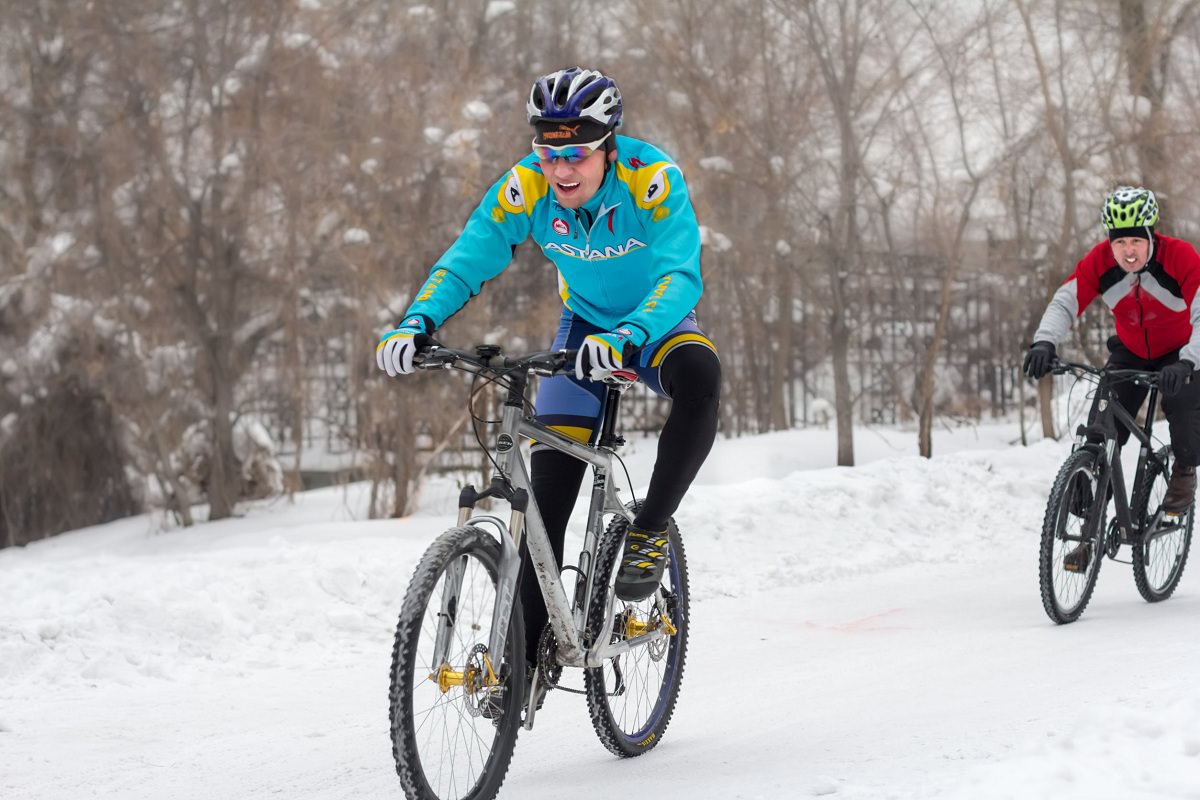 Зима какие велосипеды. Зимние гонки на велосипедах. Велоспорт зима. Соревнования по велоспорту зима. Велогонки на снегу.