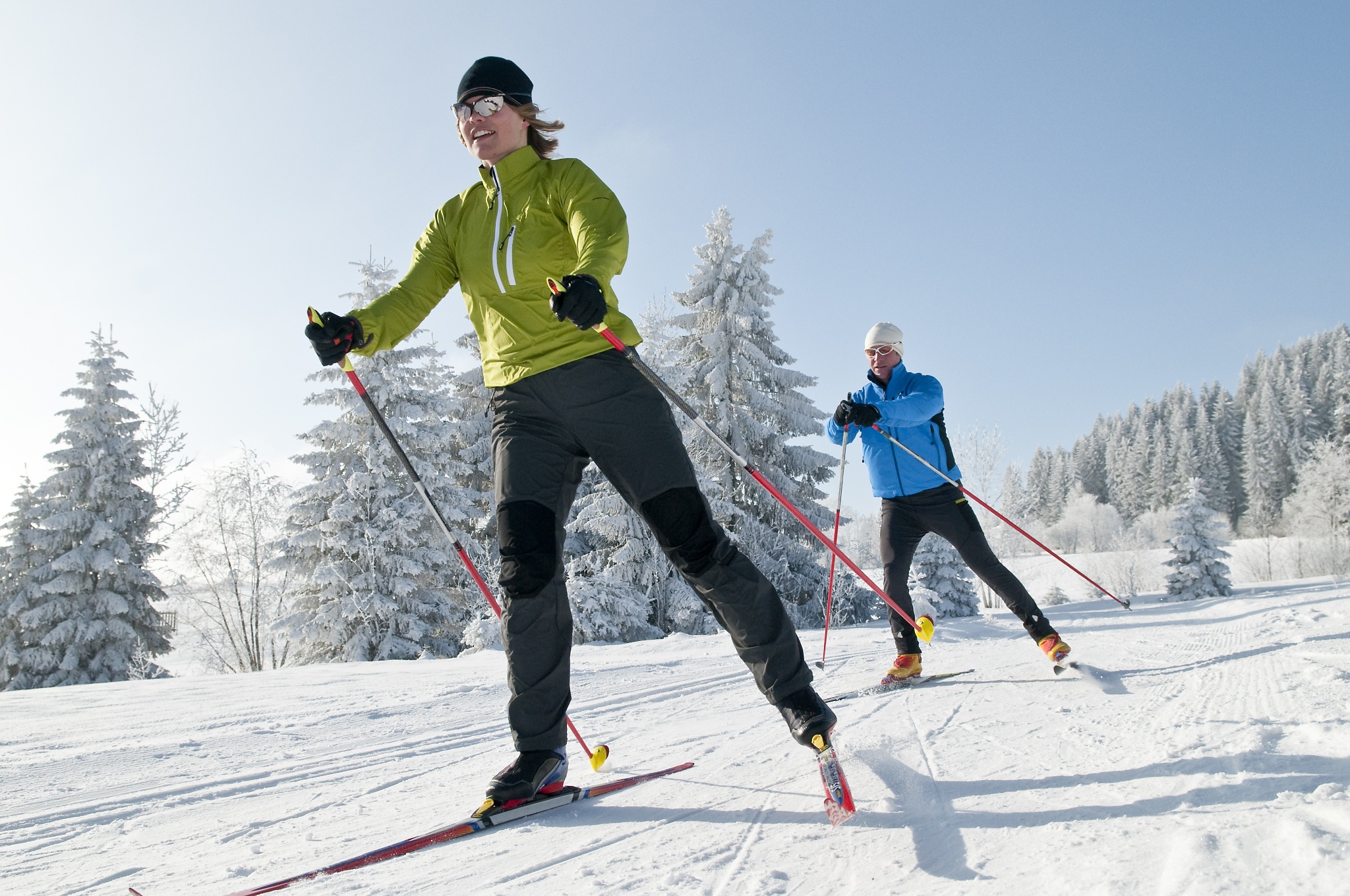 Ski de. Кататься на лыжах. Занятия на лыжах. Люди катаются на лыжах. Катания на беговых лыжах.